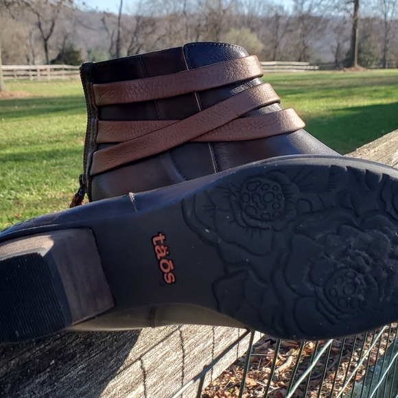 Taos leather booties, chocolate, size 7 - Picture 3 of 4